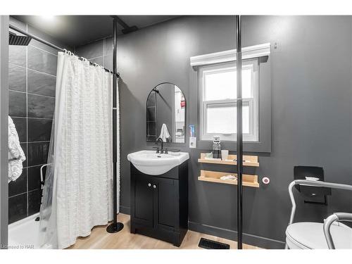 252 Emerick Avenue, Fort Erie, ON - Indoor Photo Showing Bathroom