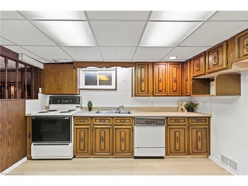 12 Broderick Avenue, Thorold, ON - Indoor Photo Showing Kitchen