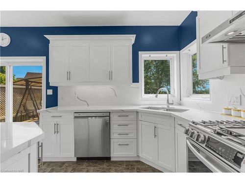 7020 St Michael Avenue, Niagara Falls, ON - Indoor Photo Showing Kitchen With Double Sink With Upgraded Kitchen