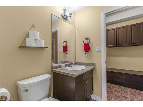 7020 St Michael Avenue, Niagara Falls, ON - Indoor Photo Showing Bathroom