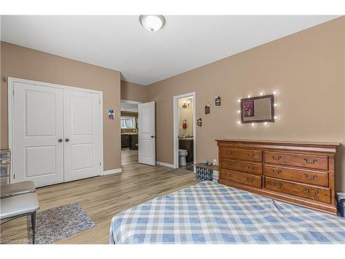 7020 St Michael Avenue, Niagara Falls, ON - Indoor Photo Showing Bedroom