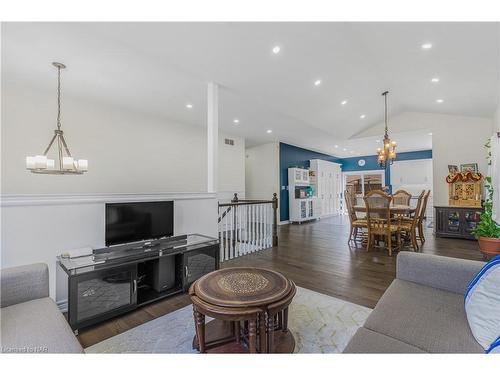 7020 St Michael Avenue, Niagara Falls, ON - Indoor Photo Showing Living Room