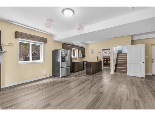 7020 St Michael Avenue, Niagara Falls, ON - Indoor Photo Showing Kitchen