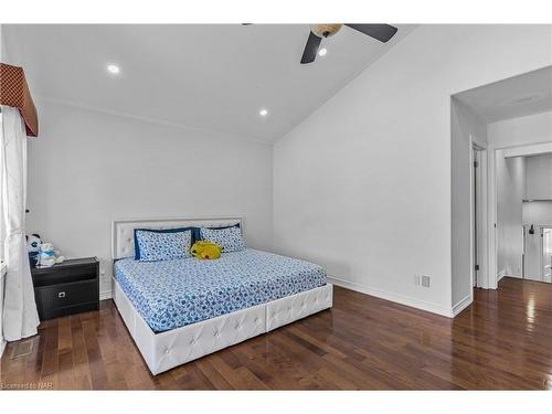 7020 St Michael Avenue, Niagara Falls, ON - Indoor Photo Showing Bedroom