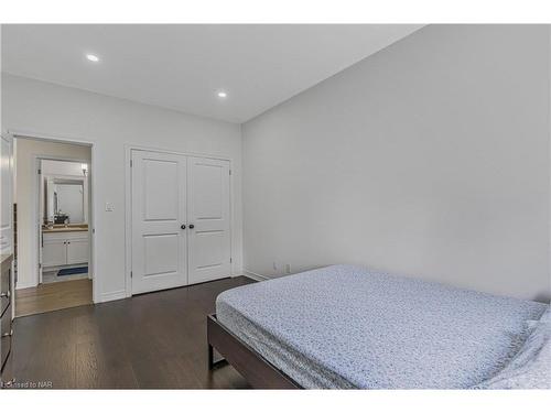 7020 St Michael Avenue, Niagara Falls, ON - Indoor Photo Showing Bedroom