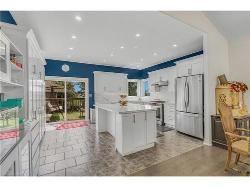 7020 St Michael Avenue, Niagara Falls, ON - Indoor Photo Showing Kitchen