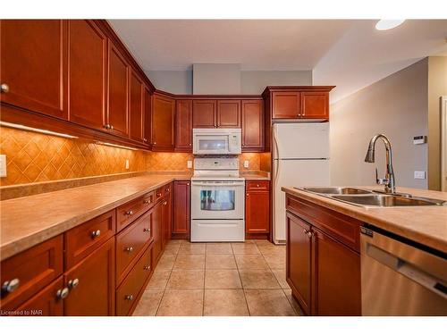 76 Aaron Trail, Welland, ON - Indoor Photo Showing Kitchen With Double Sink