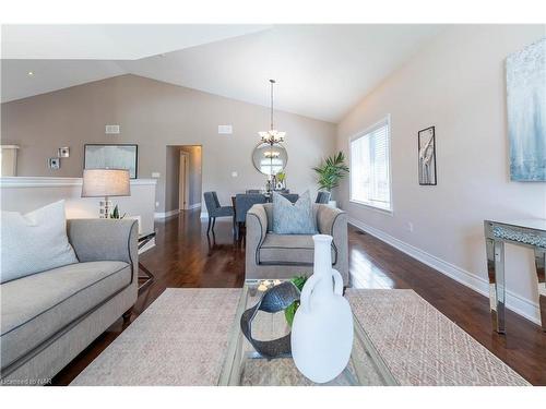 9148 Hendershot Boulevard, Niagara Falls, ON - Indoor Photo Showing Living Room