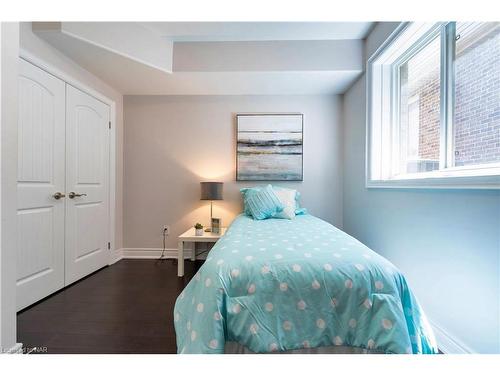 9148 Hendershot Boulevard, Niagara Falls, ON - Indoor Photo Showing Bedroom