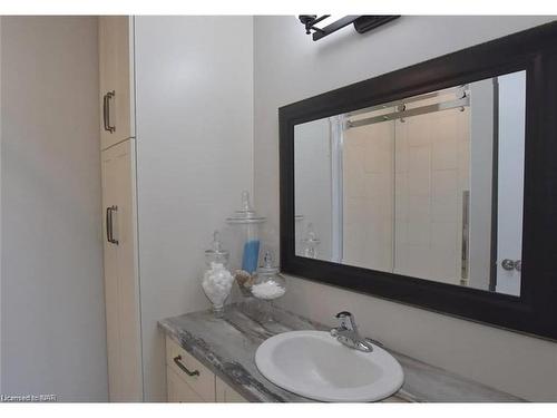 438 Mcalpine Avenue N, Welland, ON - Indoor Photo Showing Bathroom