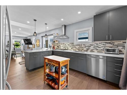 74 Woodland Avenue, St. Catharines, ON - Indoor Photo Showing Kitchen With Upgraded Kitchen