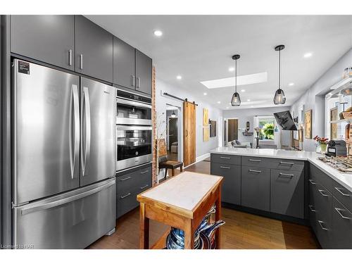 74 Woodland Avenue, St. Catharines, ON - Indoor Photo Showing Kitchen With Upgraded Kitchen