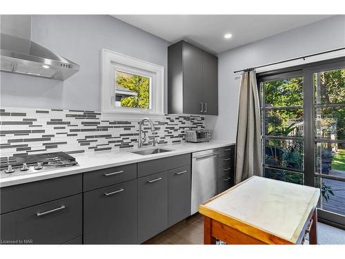 74 Woodland Avenue, St. Catharines, ON - Indoor Photo Showing Kitchen