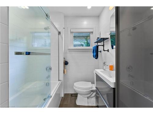 74 Woodland Avenue, St. Catharines, ON - Indoor Photo Showing Bathroom