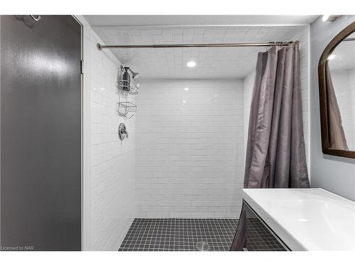 74 Woodland Avenue, St. Catharines, ON - Indoor Photo Showing Bathroom