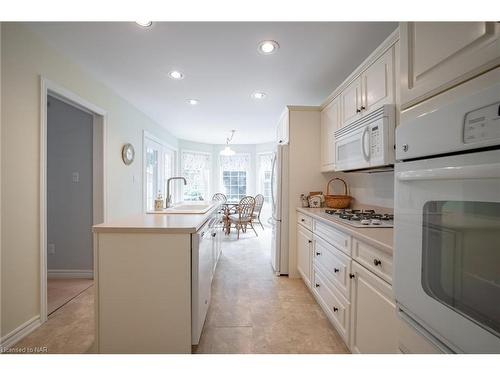 7886 Bishop Avenue, Niagara Falls, ON - Indoor Photo Showing Kitchen