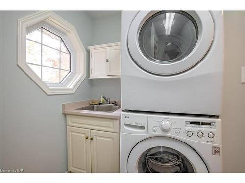 7886 Bishop Avenue, Niagara Falls, ON - Indoor Photo Showing Laundry Room