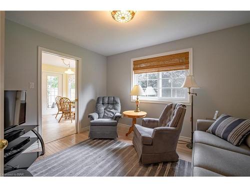 7886 Bishop Avenue, Niagara Falls, ON - Indoor Photo Showing Living Room