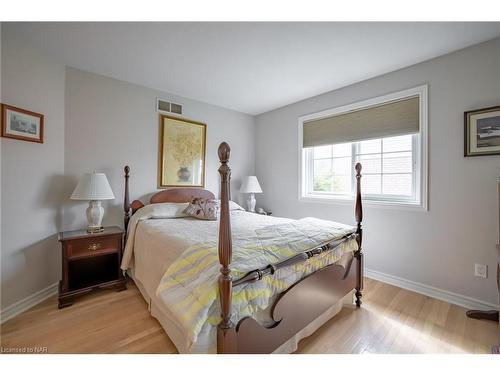 7886 Bishop Avenue, Niagara Falls, ON - Indoor Photo Showing Bedroom