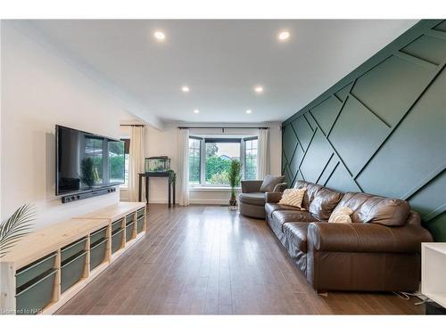 2 Brentwood Road, Grimsby, ON - Indoor Photo Showing Living Room