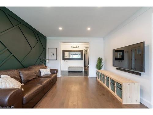 2 Brentwood Road, Grimsby, ON - Indoor Photo Showing Living Room