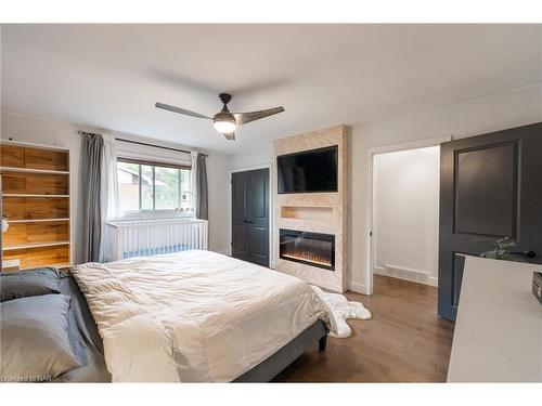 2 Brentwood Road, Grimsby, ON - Indoor Photo Showing Bedroom