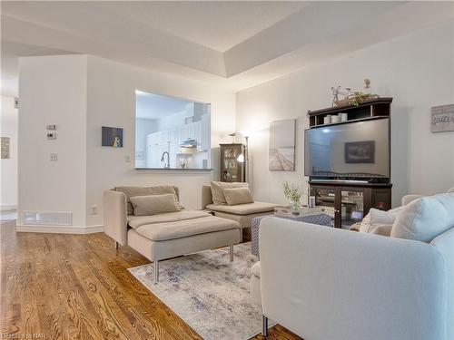 13-99 Linwell Road, St. Catharines, ON - Indoor Photo Showing Living Room