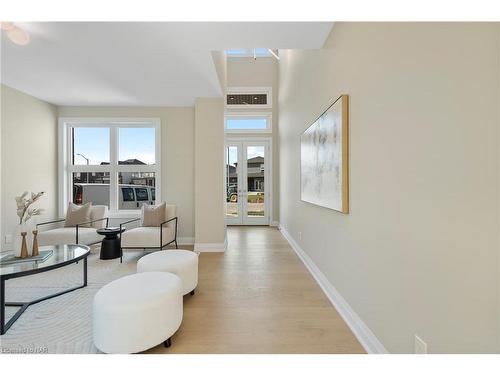 7887 Seabiscuit Drive, Niagara Falls, ON - Indoor Photo Showing Living Room