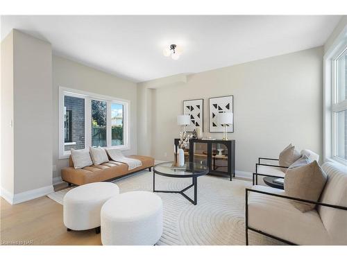 7887 Seabiscuit Drive, Niagara Falls, ON - Indoor Photo Showing Living Room