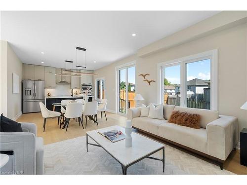 7887 Seabiscuit Drive, Niagara Falls, ON - Indoor Photo Showing Living Room