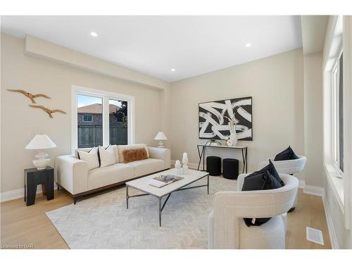 7887 Seabiscuit Drive, Niagara Falls, ON - Indoor Photo Showing Living Room