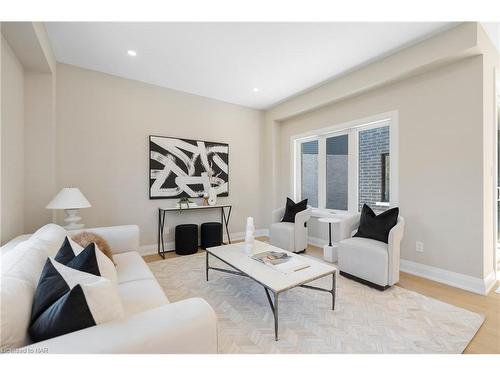 7887 Seabiscuit Drive, Niagara Falls, ON - Indoor Photo Showing Living Room