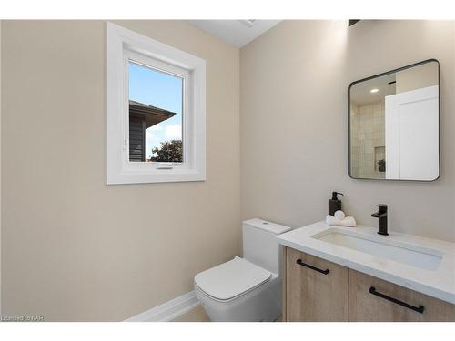 7887 Seabiscuit Drive, Niagara Falls, ON - Indoor Photo Showing Bathroom