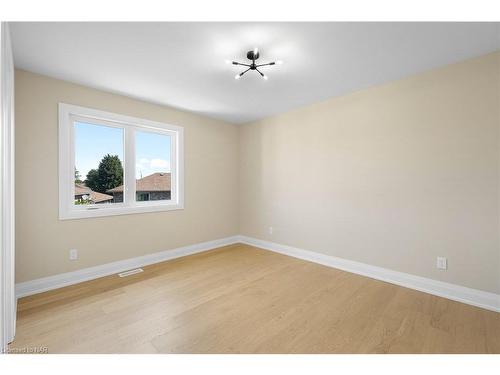 7887 Seabiscuit Drive, Niagara Falls, ON - Indoor Photo Showing Other Room