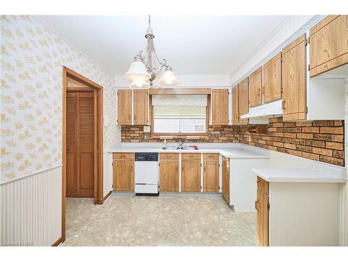 647 Vine Street, St. Catharines, ON - Indoor Photo Showing Kitchen With Double Sink