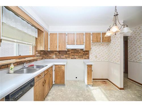 647 Vine Street, St. Catharines, ON - Indoor Photo Showing Kitchen With Double Sink