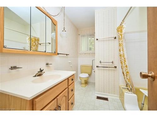 647 Vine Street, St. Catharines, ON - Indoor Photo Showing Bathroom