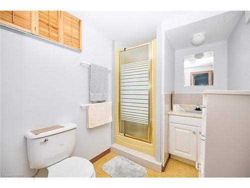 647 Vine Street, St. Catharines, ON - Indoor Photo Showing Bathroom