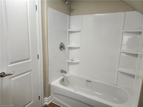 4-476 East Main Street, Welland, ON - Indoor Photo Showing Bathroom