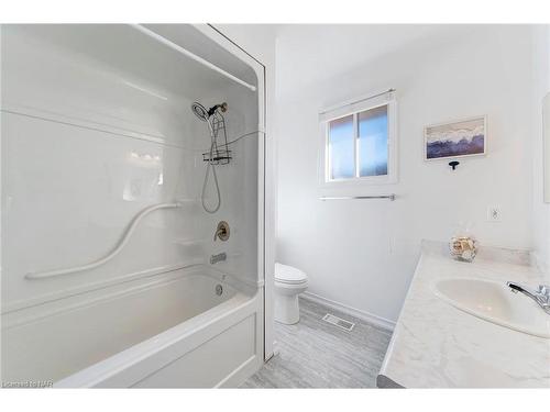 166 Bridlewood Drive, Welland, ON - Indoor Photo Showing Bathroom