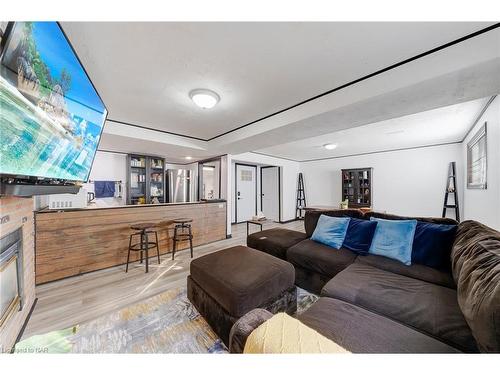 166 Bridlewood Drive, Welland, ON - Indoor Photo Showing Living Room