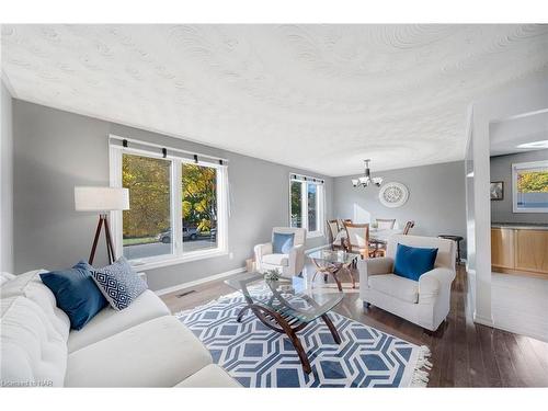 166 Bridlewood Drive, Welland, ON - Indoor Photo Showing Living Room