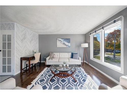 166 Bridlewood Drive, Welland, ON - Indoor Photo Showing Living Room