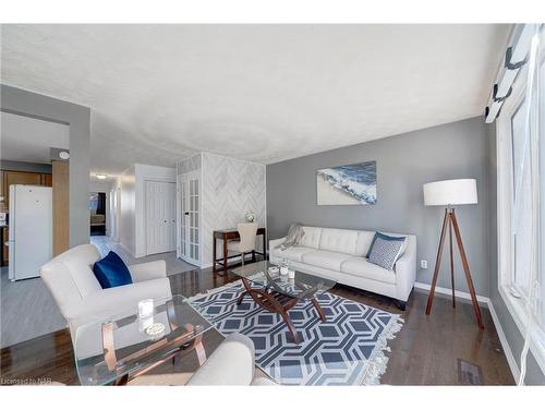 166 Bridlewood Drive, Welland, ON - Indoor Photo Showing Living Room