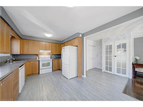 166 Bridlewood Drive, Welland, ON - Indoor Photo Showing Kitchen With Double Sink