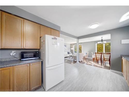 166 Bridlewood Drive, Welland, ON - Indoor Photo Showing Kitchen