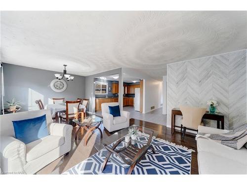 166 Bridlewood Drive, Welland, ON - Indoor Photo Showing Living Room