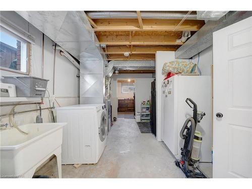 166 Bridlewood Drive, Welland, ON - Indoor Photo Showing Laundry Room