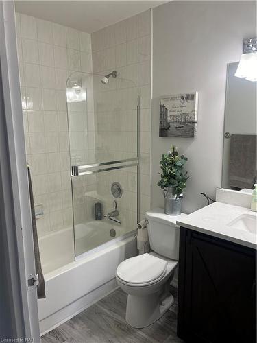 504-8111 Forest Glen Drive, Niagara Falls, ON - Indoor Photo Showing Bathroom