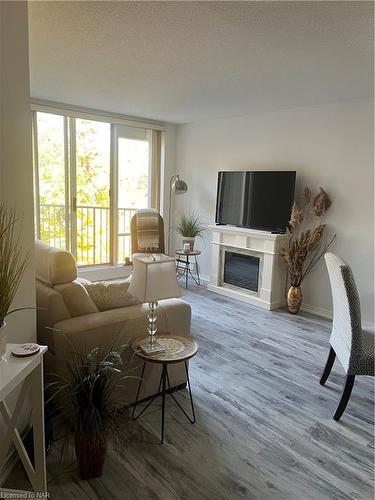 504-8111 Forest Glen Drive, Niagara Falls, ON - Indoor Photo Showing Living Room With Fireplace